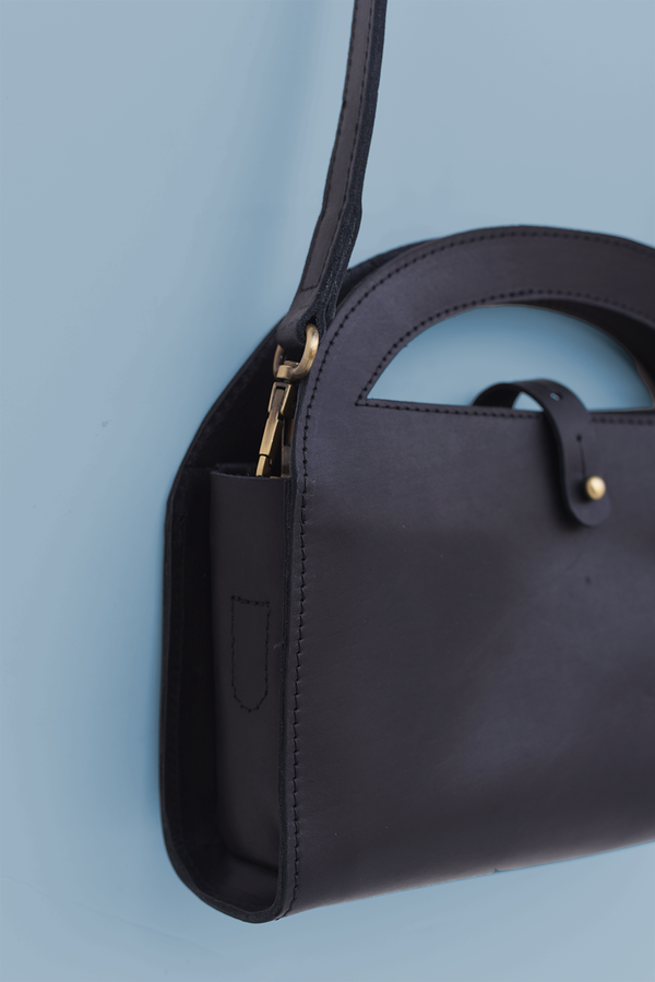 611fc05e3c4ce80992caae23_clutch-crossbody-black-side_1785431146127.png