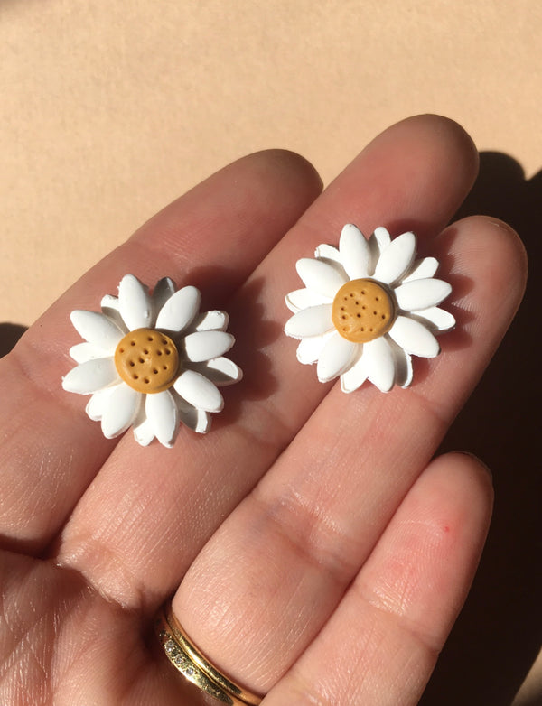 White Daisy studs - 1